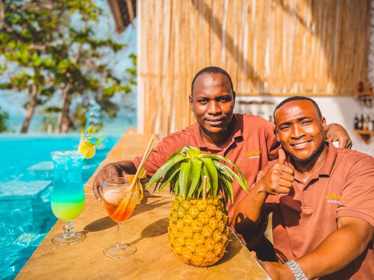 Zanzibella Hotel & Spa Ківенґва Екстер'єр фото Two men in Zanzibar