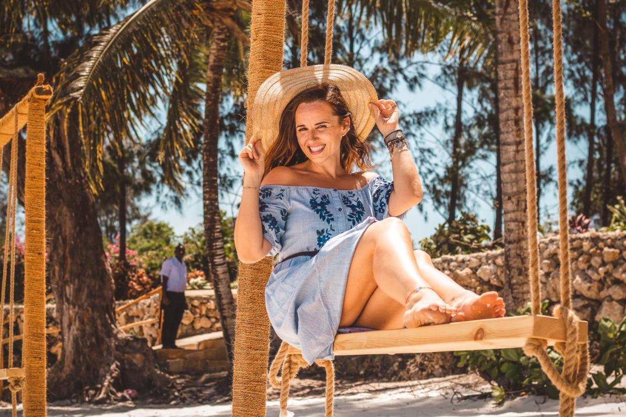 Zanzibella Hotel & Spa Ківенґва Екстер'єр фото A woman on a swing