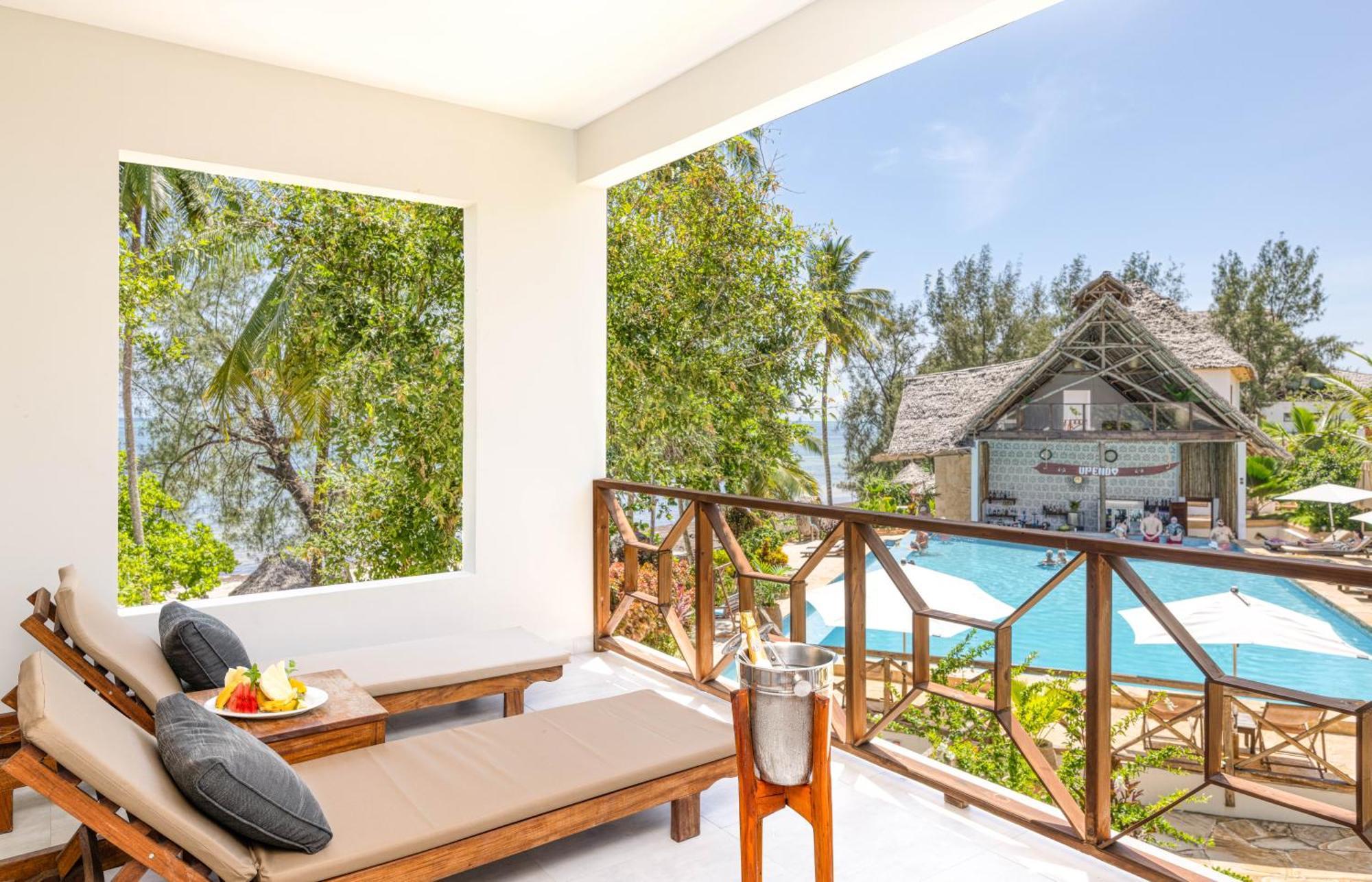 Zanzibella Hotel & Spa Ківенґва Екстер'єр фото The swimming pool at the hotel