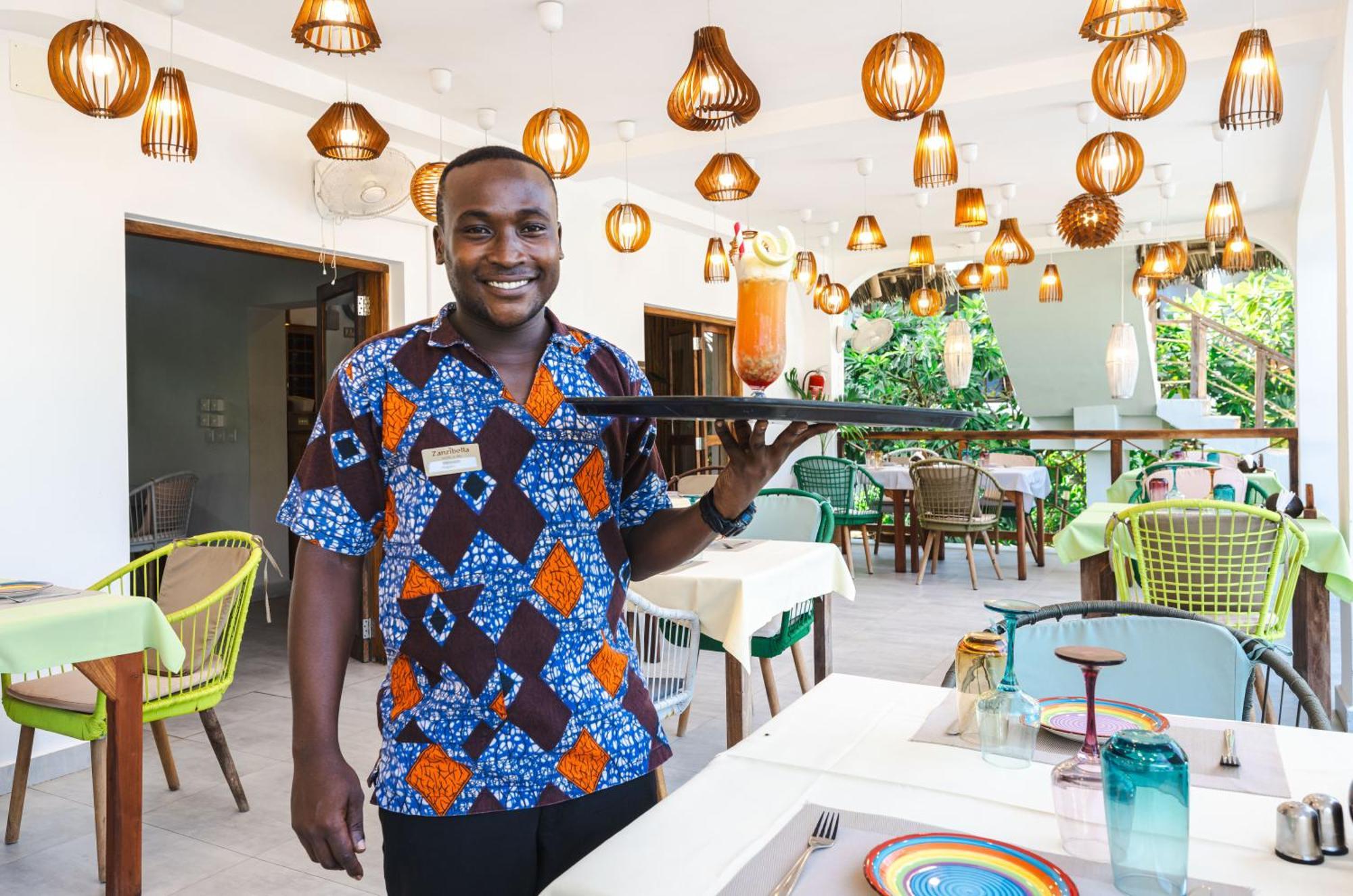 Zanzibella Hotel & Spa Ківенґва Екстер'єр фото A waiter at a restaurant in Ghana