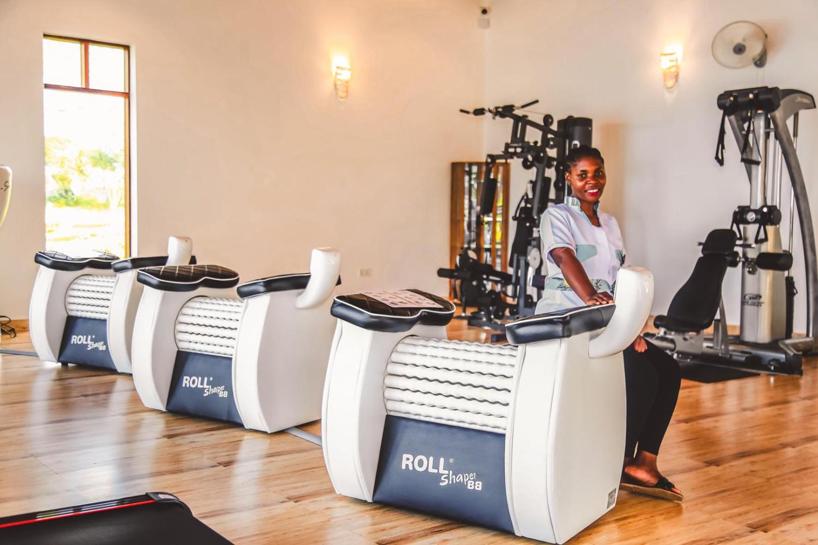 Zanzibella Hotel & Spa Ківенґва Екстер'єр фото A woman using a massage bed